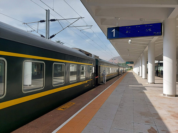 20220527_162139-local-train-at-boten