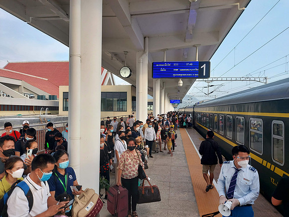 20220527_173435-crowd-at-muang-xai