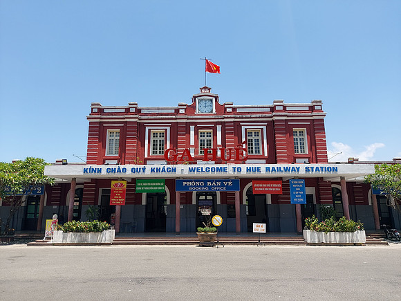 20220627_121851-hue-train-station