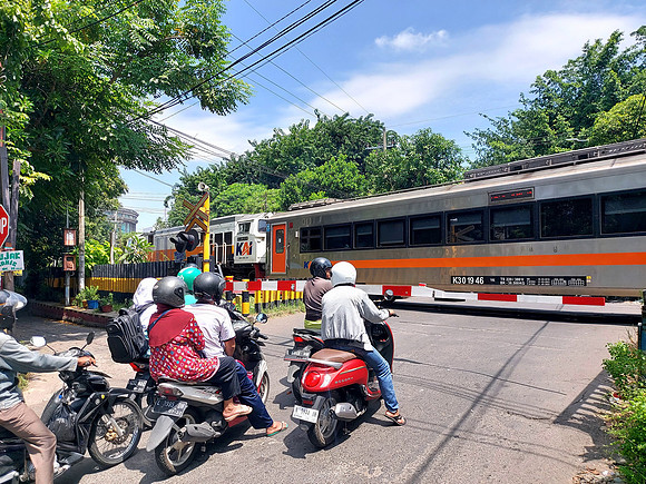 20240502_111642-surabaya-gubeng-level-crossing