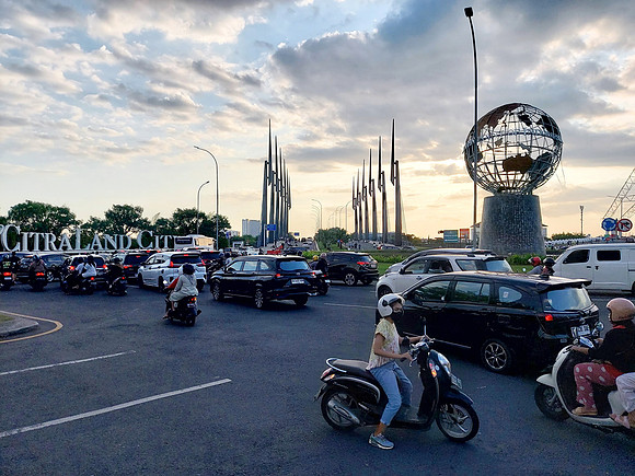 20240512_170736-roundabout-traffic