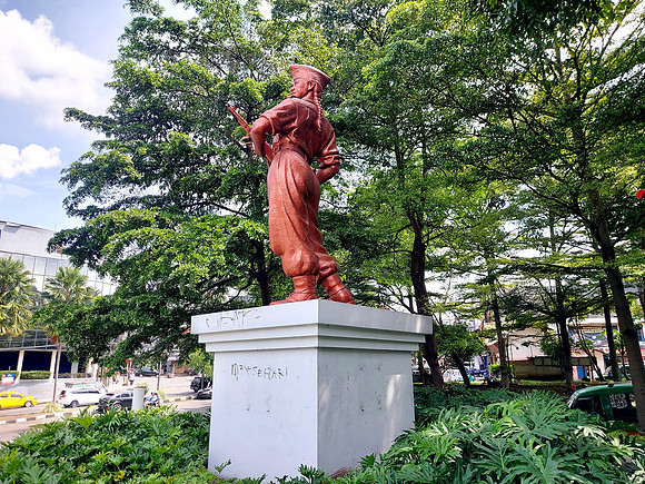 20240428_130000-patung-laskar-wanita