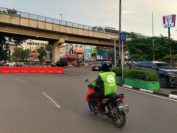 20240421_174948-gojek-and-lrt